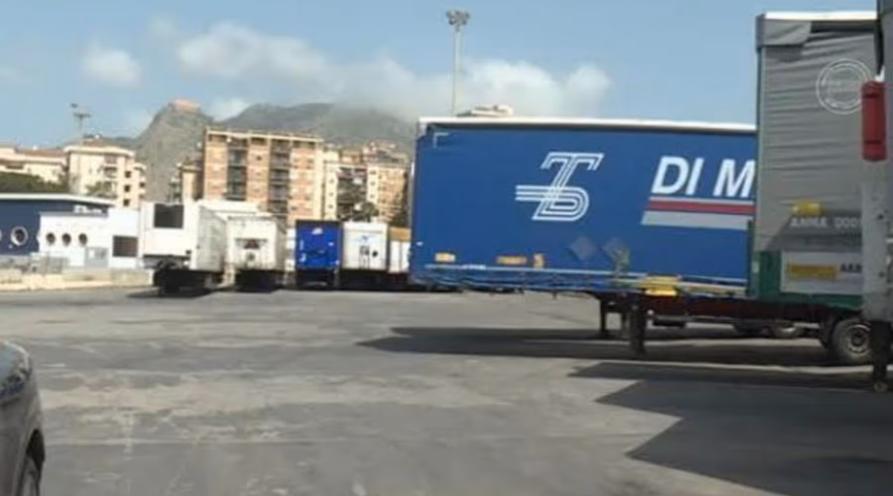 Caro carburanti, scatta il fermo dei tir in Sicilia: merci bloccate nei porti
