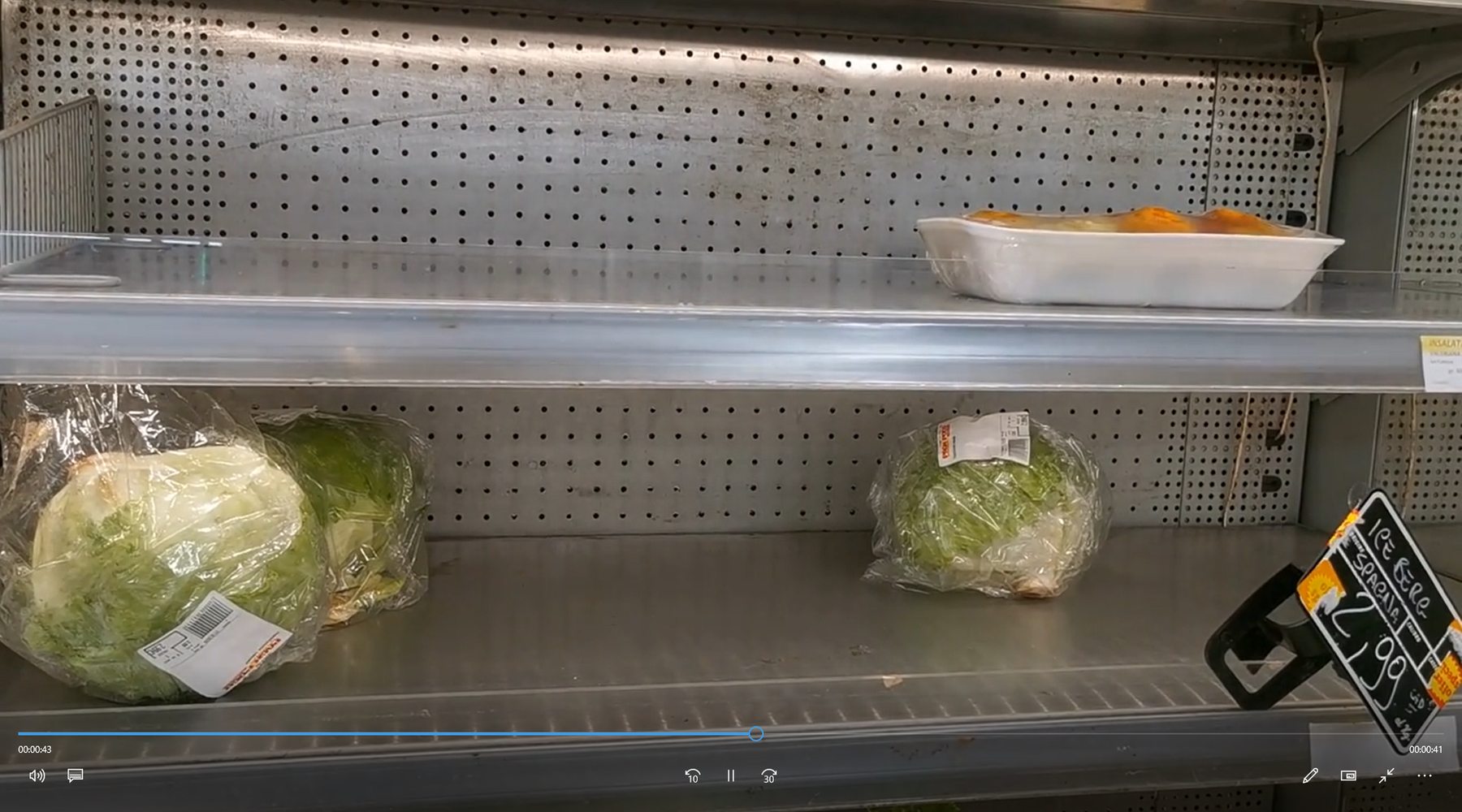 Supermercati sempre più vuoti. Cresce la paura tra la gente