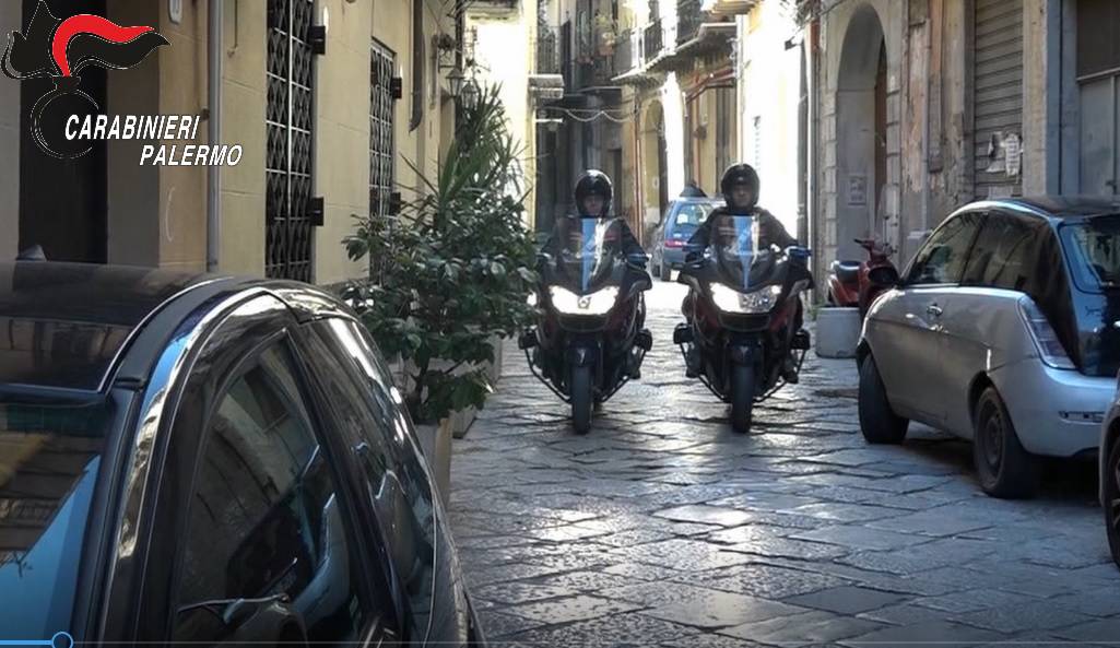 Palermo: non si ferma all'alt, danneggia lo scooter sequestrato e insulta i Carabinieri insieme alla moglie