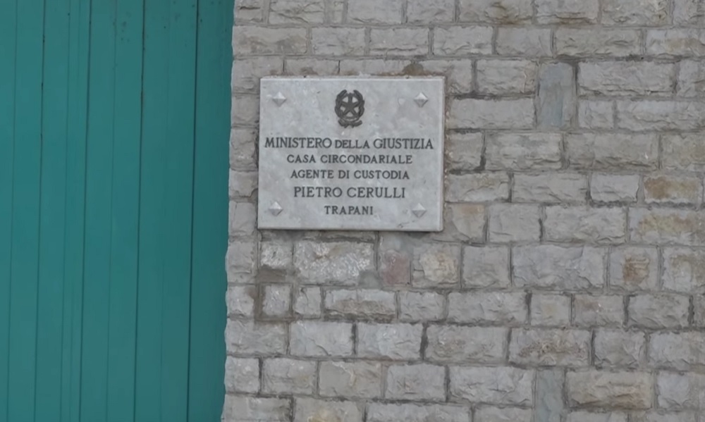 Un telefono cellulare e strumentazioni elettroniche rinvenuti al carcere di Trapani