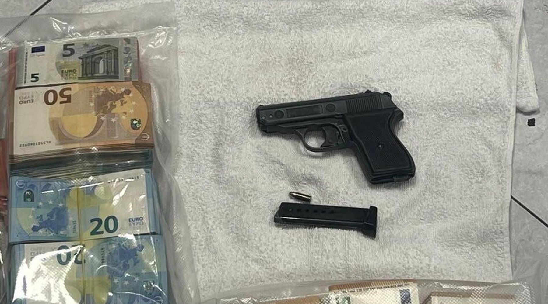 Palermo: due chili di hashish, una pistola e 71mila euro in auto, arrestato catanese in corso Tukory