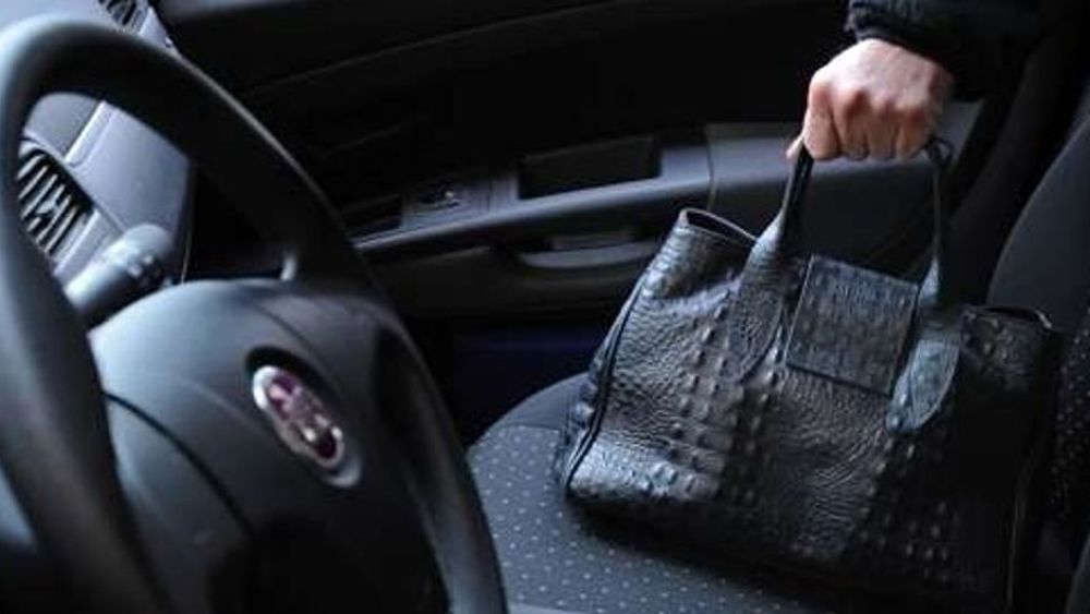 Alcamo, ruba il borsello da un’auto, inseguito da due cittadini e catturato da una volante della polizia
