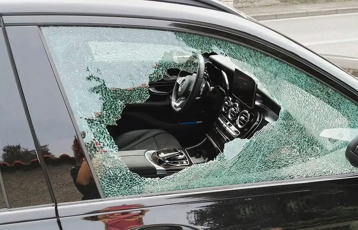 Vetro di auto in frantumi nelle vicinanze dell'Ospedale S. Antonio Abate