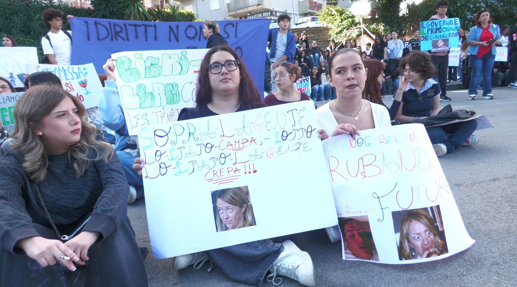 Affluenza contenuta al corteo studentesco di Alcamo contro carovita e riarmo (Video)