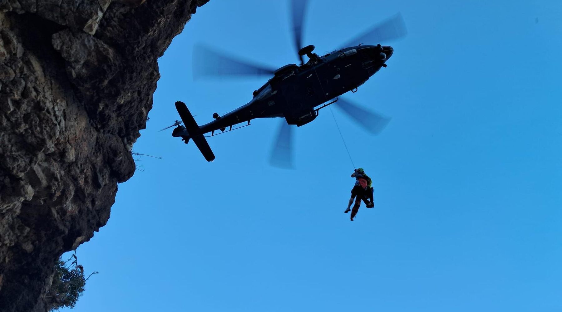 Aeronautica militare e Soccorso Alpino in azione alla riserva dello Zingaro, salvata turista tedesca infortunata a Cala Disa
