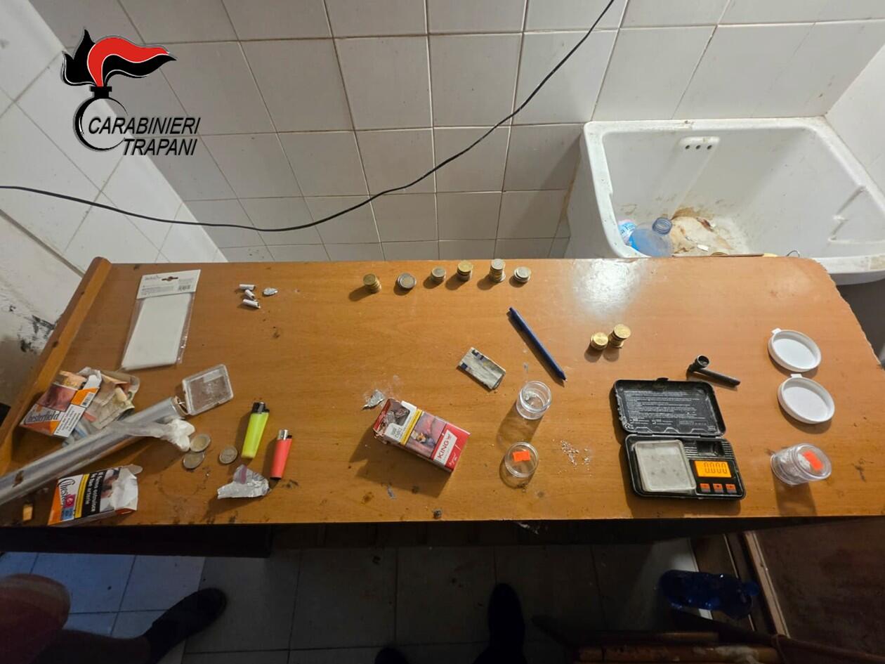 Erice: blitz dei Carabinieri al Rione Palme, smantellata piazza di spaccio in un appartamento e arrestato 27enne