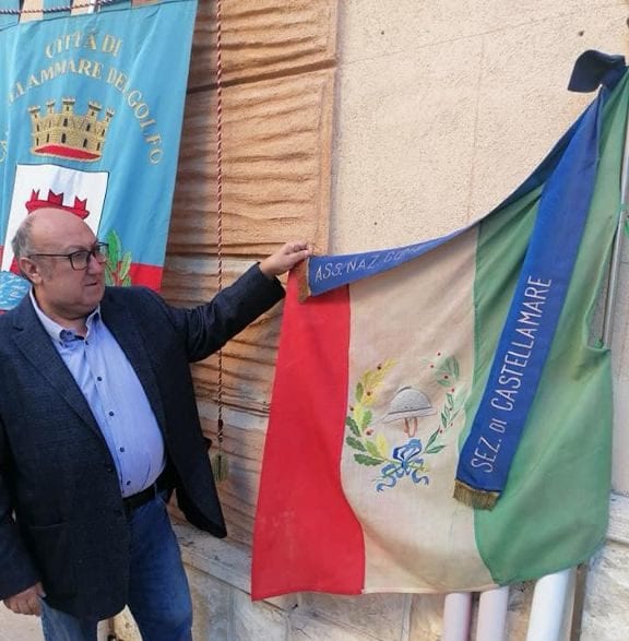 Dopo circa 25 anni restaurata a Castellammare del Golfo la bandiera dell'associazione combattenti