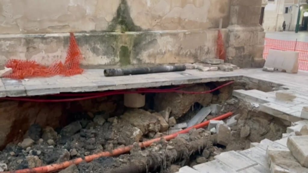 Grande scavo ad Alcamo vicino piazza Ciullo, si ripara la rete fognaria