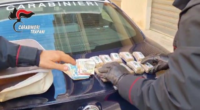 Un chilo di hashish in panetti ma anche grammi di crack. Arrestato a Mazara del Vallo un tunisino
