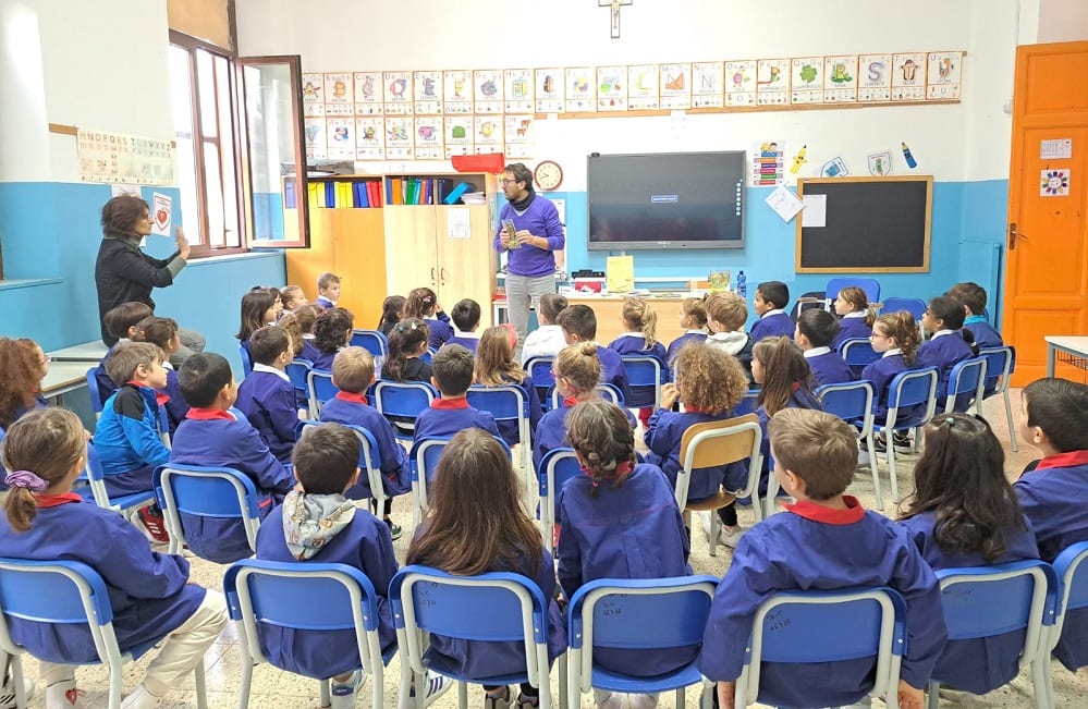 Lotta al bullismo con la favola ‘Il leone prepotente’. Autore incontra i bambini del ‘Froebel’ di Alcamo (INTERVISTA)