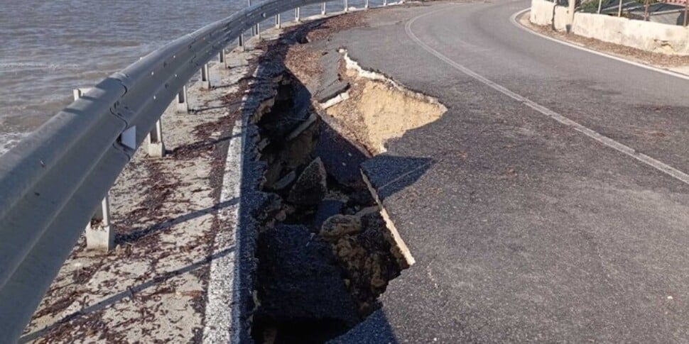 Cedimento tratto della SP 84 a Marsala, strada già chiusa al traffico