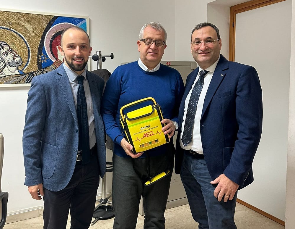 Il liceo 'Vito Fazio Almayer' di Alcamo riceve in dono da azienda alcamese defibrillatore