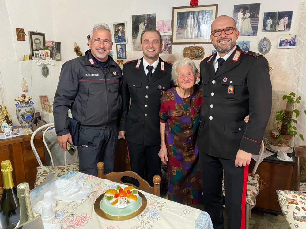 Zia Rosina compie 102 anni, è la più anziana tra gli abitanti delle Egadi