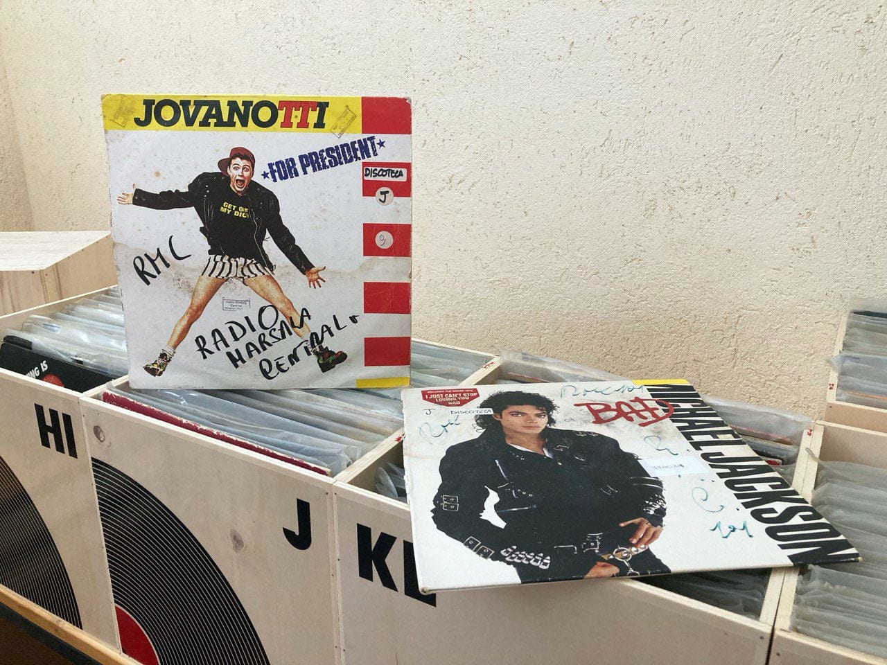Dischi in vinile da ammirare e ascoltare. A Marsala oltre 10.000 in un piccolo museo