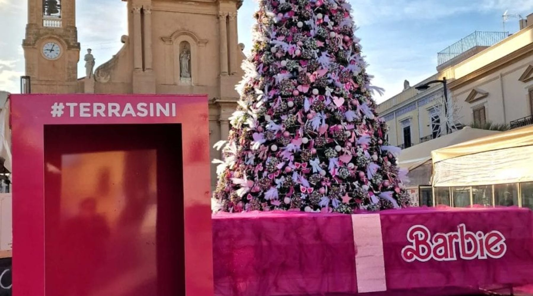 A Terrasini l'albero di Natale è rosa, in stile Barbie, a sostegno delle donne