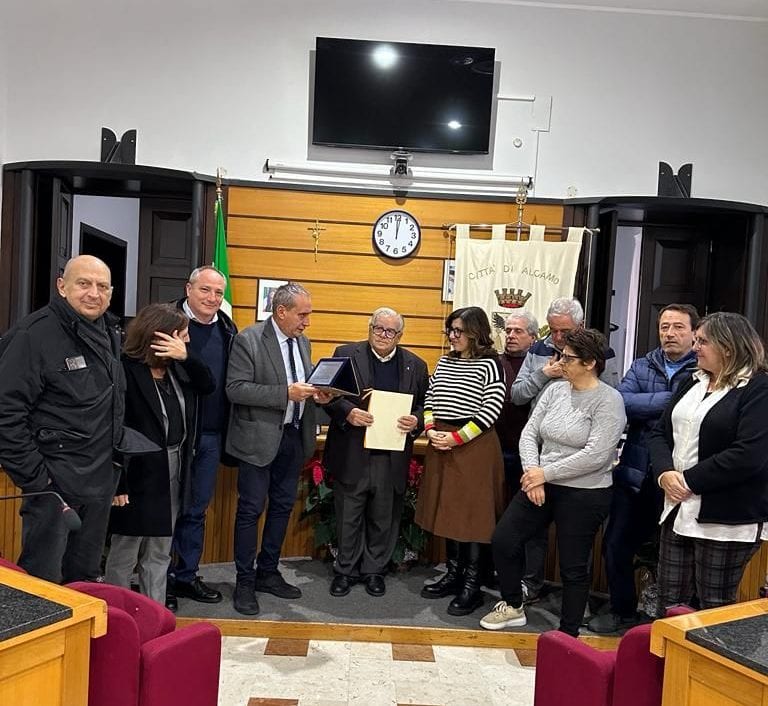 Conferita targa a Pietro Zangrì, la cerimonia promossa dall'alcamese Saverio Messana
