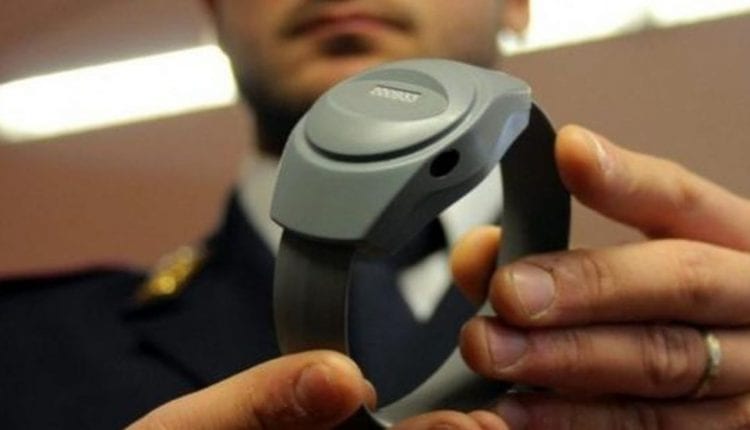 Marsalese molesta fidanzata, ‘braccialetto’ per entrambi. Attrezzatura non arriva