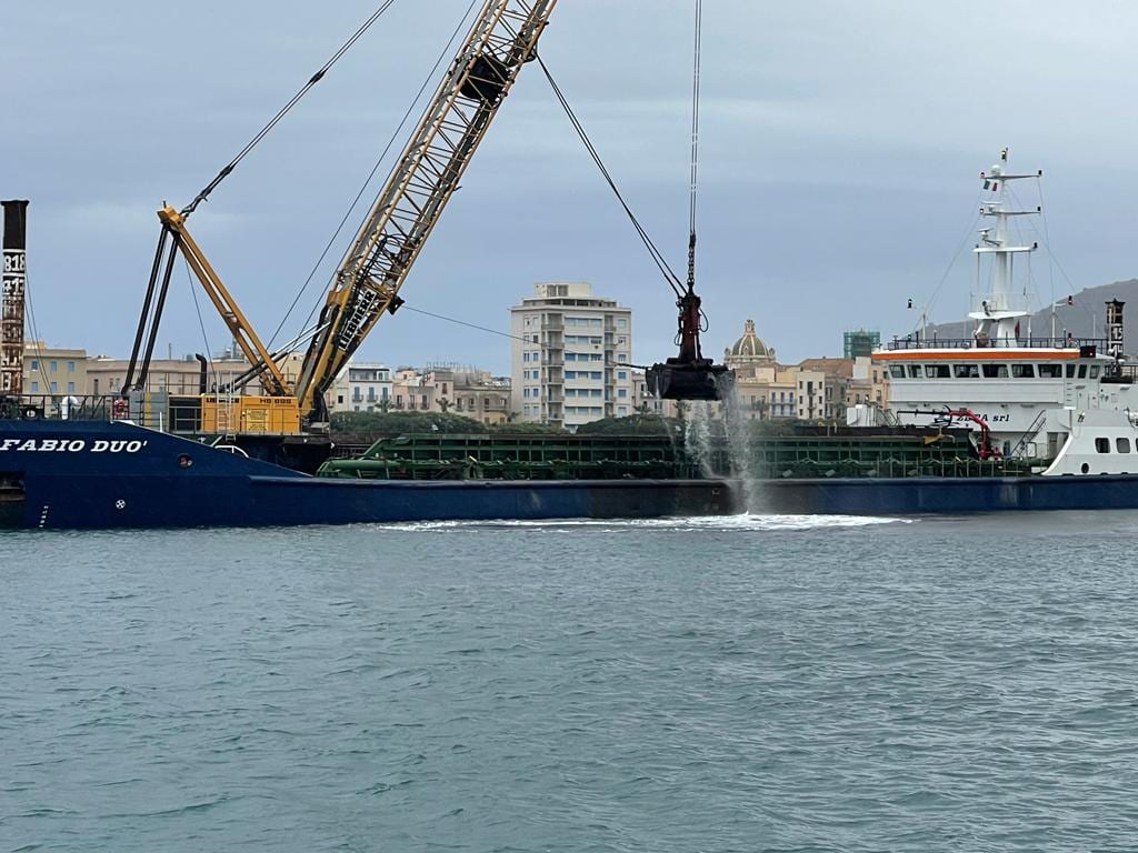 Iniziati i lavori di escavazione dei fondali del porto di Trapani