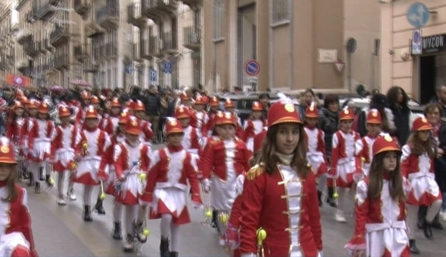 Sfilata nel corso e balli in piazza, evento conclusivo di 'Ritmiamo' per la scuola S.G. Bosco di Alcamo