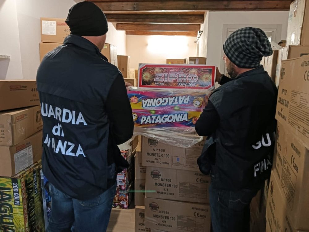 ‘Botti’ e giochi pirotecnici illegali, finanzieri ne sequestrano quasi 3 tonnellate nel 'palermitano'
