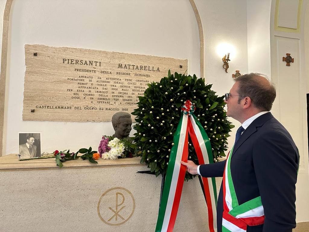 Sindaci, autorità militari e il vescovo a Castellammare del Golfo per ricordare Piersanti Mattarella