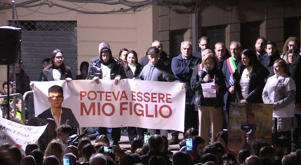 Folla infinita a Partinico, tutti alla ‘fiaccolata’ per Francesco. Madre sconvolta (Interviste)