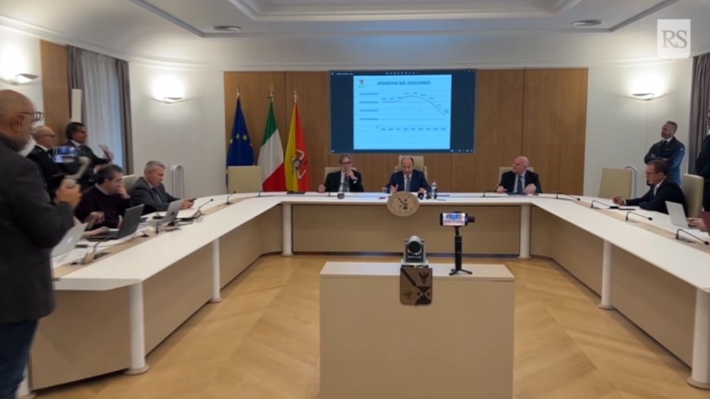 Un anno di governo. Schifani: «Aumentano le entrate e si riduce il disavanzo»