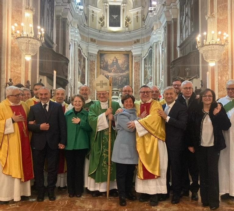 Clero al gran completo nella chiesa Madre di Alcamo per l’ammissione di tre candidati al diaconato permanente