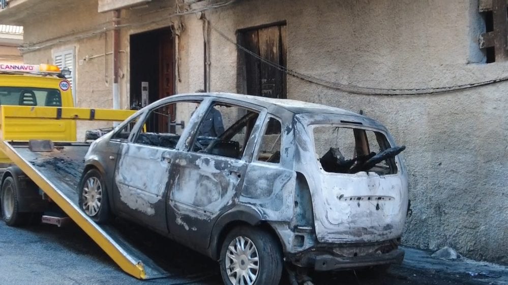 Ancora incendi a Partinico, distrutti dalle fiamme due furgoni e un'auto