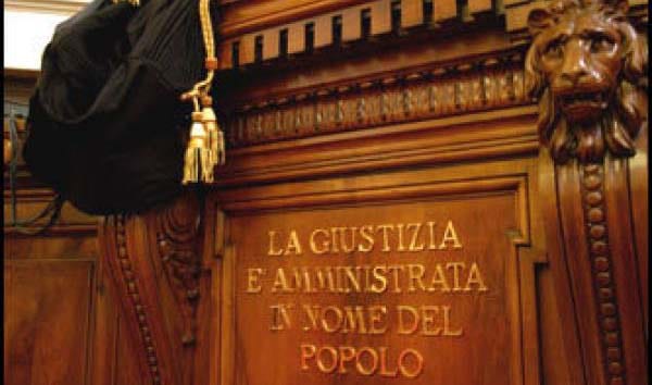 Castellammare, patrimonio depredato, coniugi a giudizio