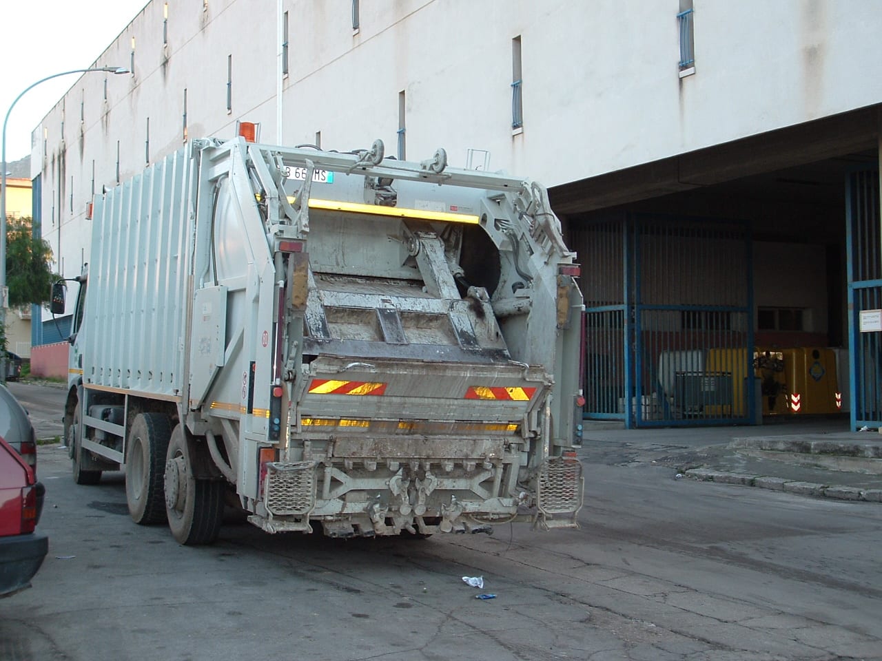 Alcamo-Nuovo appalto rifiuti con tagli, cresce la tensione: verso lo sciopero?