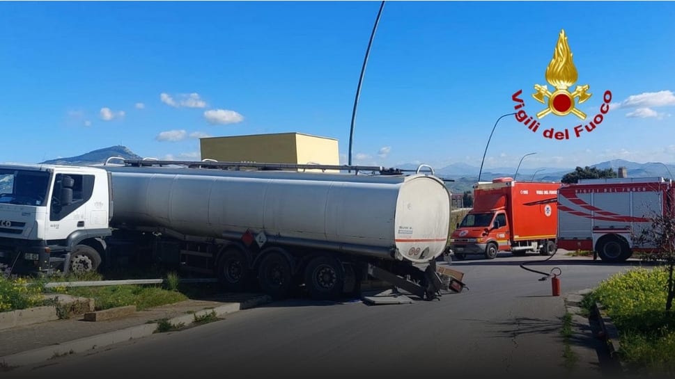 Pericolo scongiurato in zona Sasi di Calatafimi, copiosa perdita di carburante da autocisterna