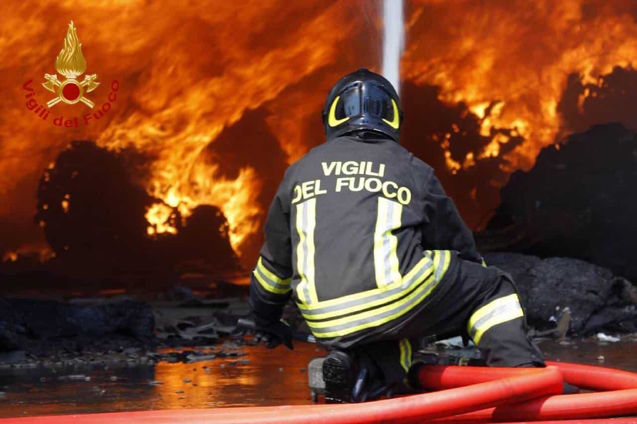 Incendi notturni a Partinico, criminale abitudine che non si placa. Fiamme dolose in un'impresa edile