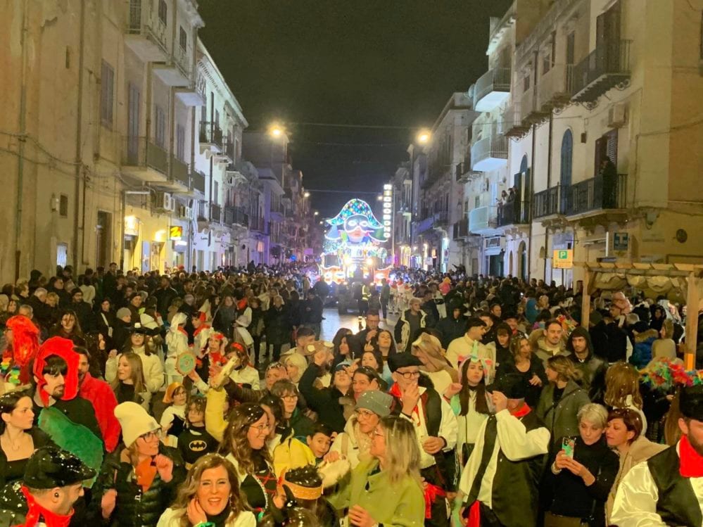 Carnevale alcamese, sfilano i carri musica e balli