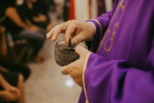 Mercoledì delle ceneri, irritazioni sulla fronte dopo apposizione. Parroco dispone analisi