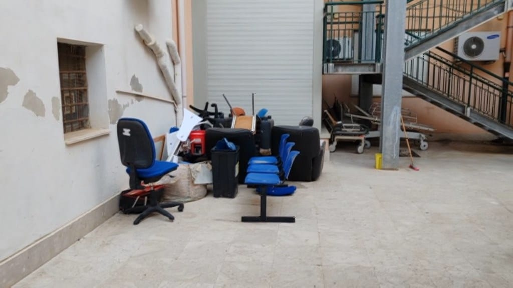 Sedie, poltrone, bidoni e altri rifiuti. Discarica nel retro dell’ospedale di Alcamo