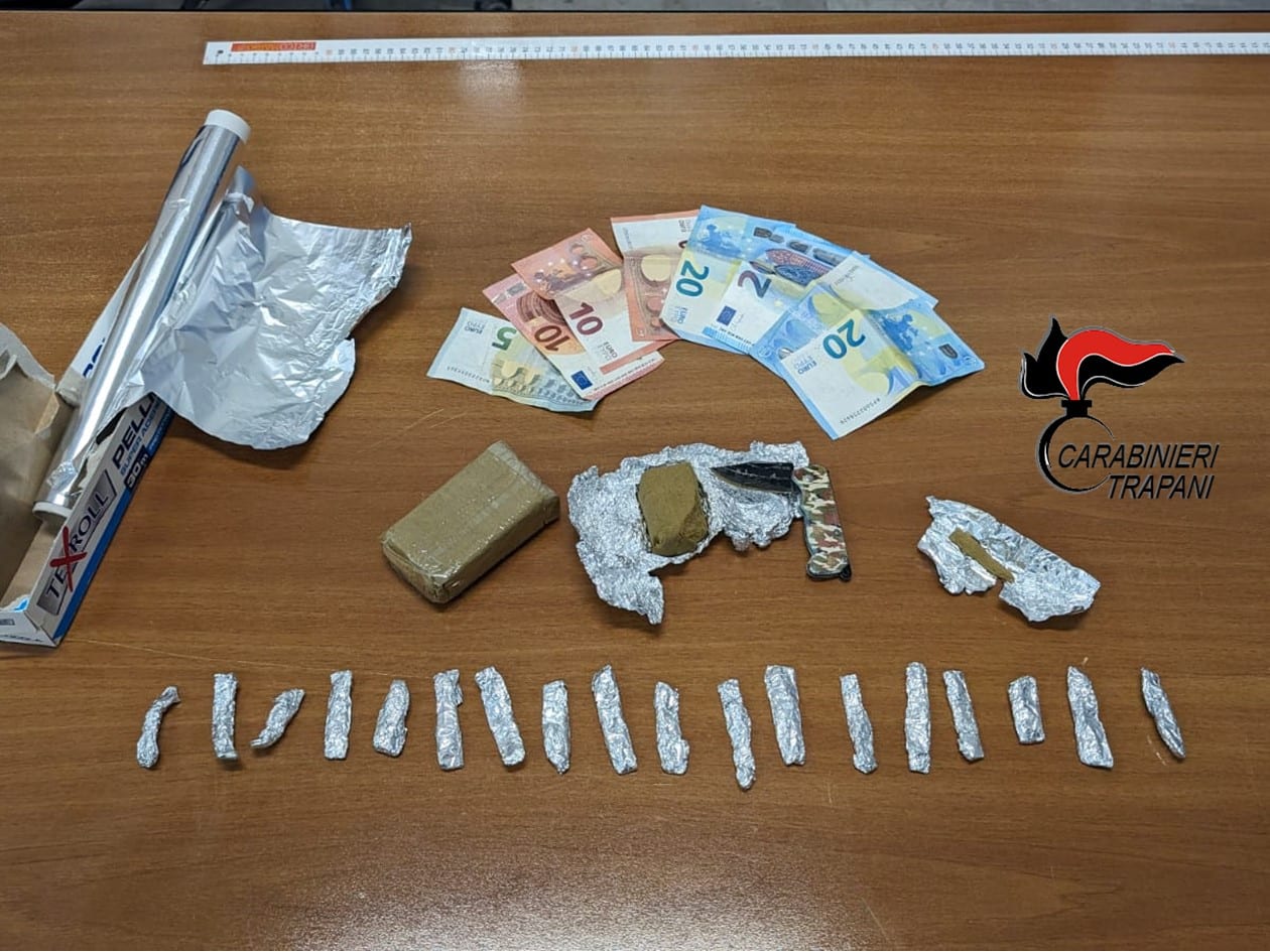 Hashish in auto e in casa, arrestato ventenne trapanese. Domiciliari con braccialetto elettronico