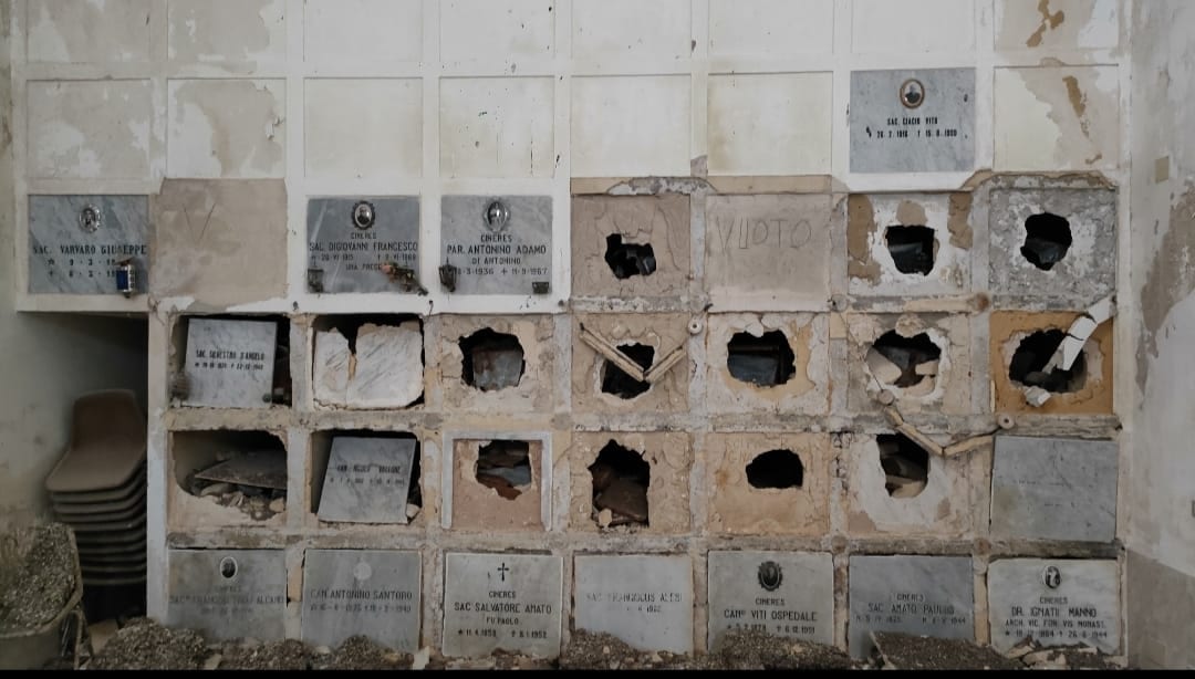 Chiesa cimiteriale di Alcamo: bare scoperchiate, rischio crolli e locali fatiscenti