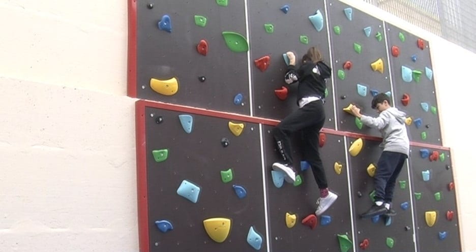 Muro crollato, scuola Bagolino di Alcamo ottiene fondi. Realizzata area con ‘arrampicata’ (Interviste)