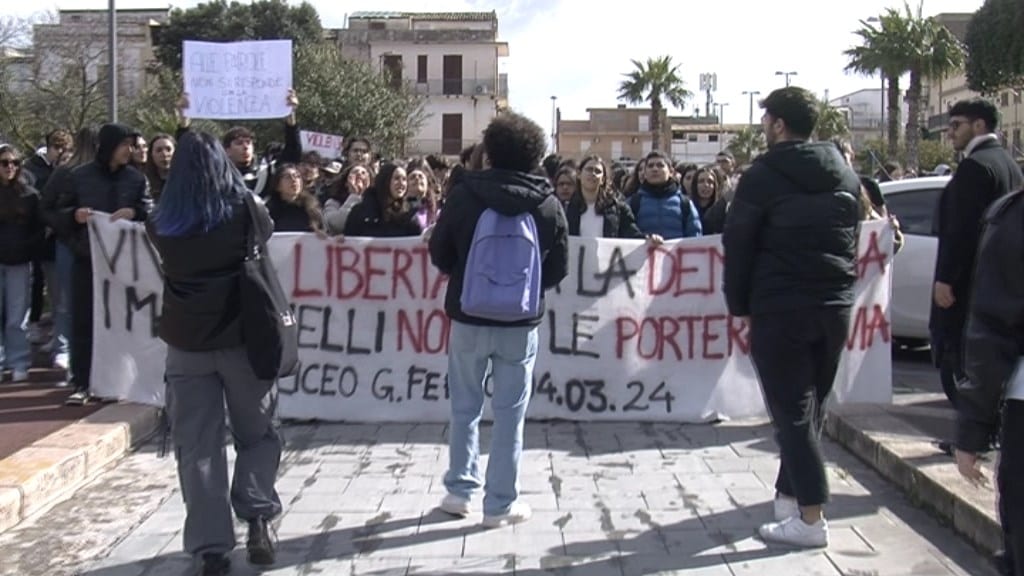 Studenti alcamesi sfilano in città gridando libertà (Interviste)