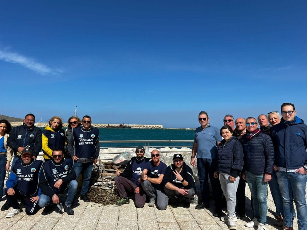 Volontari e amministratori di Castellammare del Golfo raccolgono rifiuti