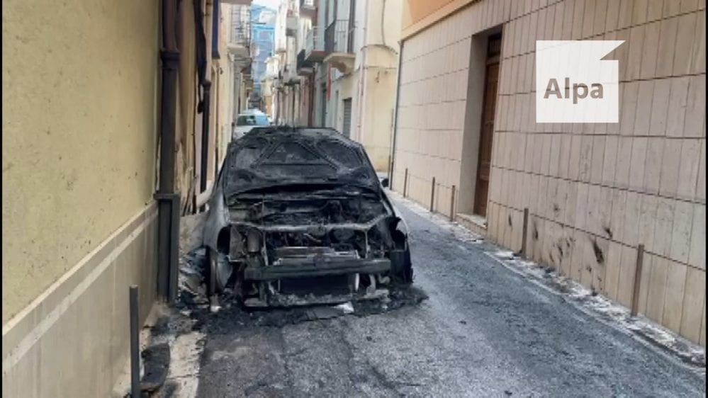 Auto in fiamme ad Alcamo in via Nicolò della Valle, paura tra gli abitanti