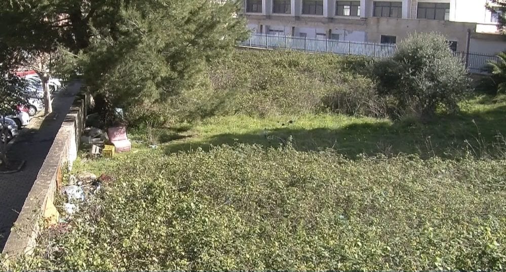 Discarica e alti rovi ad Alcamo a pochi passi da scuola. Playground pieno di rifiuti