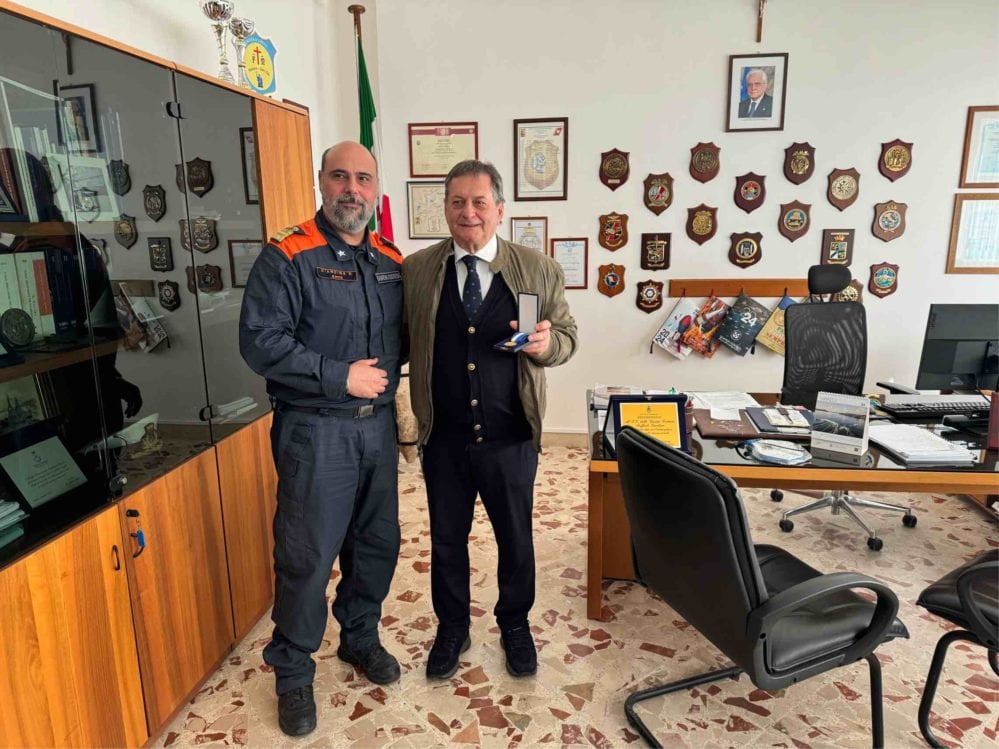 Guardia costiera Mazara del Vallo consegna medaglia d’onore per lunga navigazione