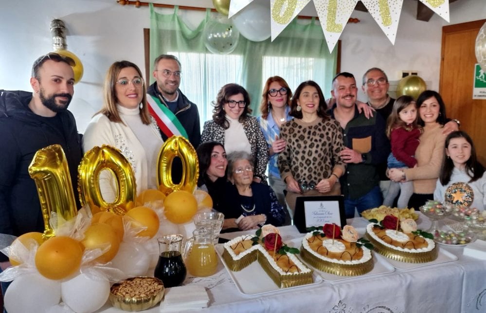 Alcamese centenaria, legge libri e usa il cellulare. Festa alla presenza del sindaco
