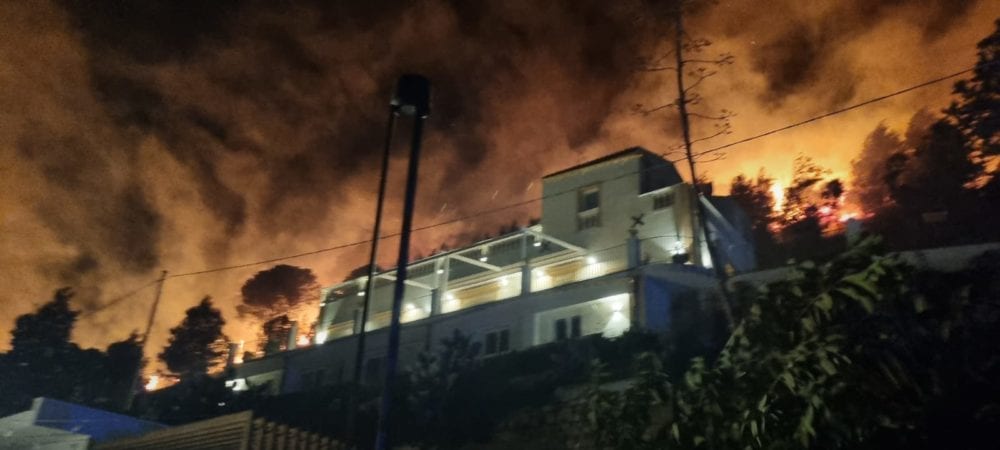 A fuoco Monte Inici, salvato hotel ‘Belvedere’. Dolo certo, due inneschi