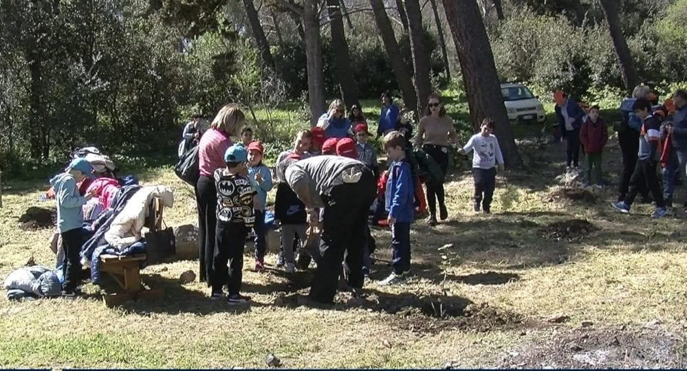 ‘Giornata del paesaggio’, a Castellammare del Golfo i bambini piantano alberi alla ‘Vaccheria’