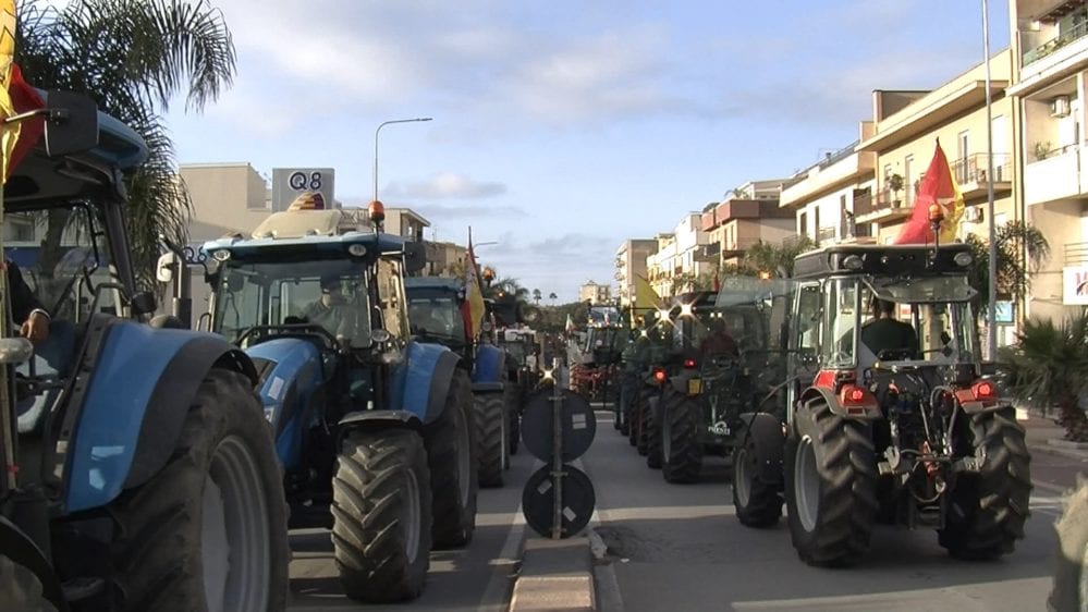 Crisi agricoltura, sfilano trattori e camion anche ad Alcamo
