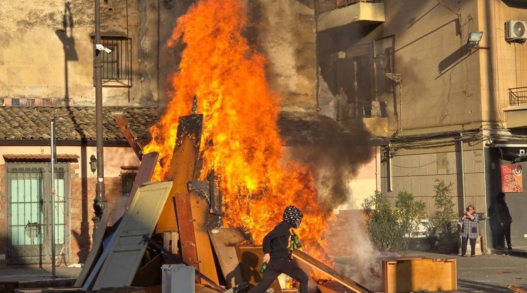 Vampe di San Giuseppe, guerriglia urbana e agenti feriti a Palermo