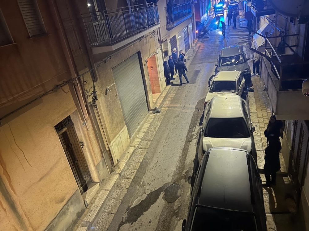 Incidente ad Alcamo con ‘effetto domino’. Vettura abbatte paletti e danneggia 5 auto